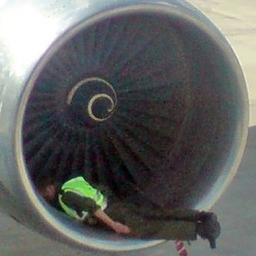Arreglo lo que rompen los pilotos... a veces. De lo que rompen las azafatas, ni hablamos! Siempre lleno de grasa, sucio y oliendo mal.