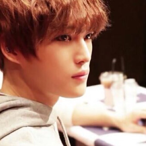 คิมแจจุงเองครับ หน้าไม่ร็อคแต่ใจร็อคครับ ㅋㅋㅋ ผมขี้อาย แล้วก็พูดไม่เก่งครับ -///-  .รักนะ.  งรื่อ~~