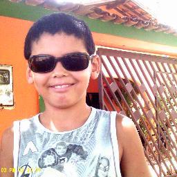 Sou branco olhos castanhos e cabelos pretos