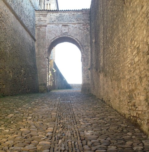 Artigiana mamma di tre figli nonna di Marty,stanca di arrabbiarsi dentro :la vita e'come questa strada, oltre l'arco non sai che c'e',ma e'comunque bella.