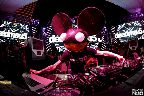 Likes @Deadmau5 music & coffee