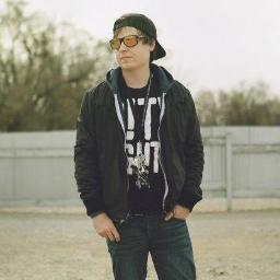 I play drums for @noireboston! I also love cats, beer, pizza, and burritos.