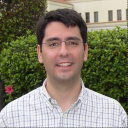 Ingeniero de telecos. Especialista en energías renovables y sostenibilidad energética.
