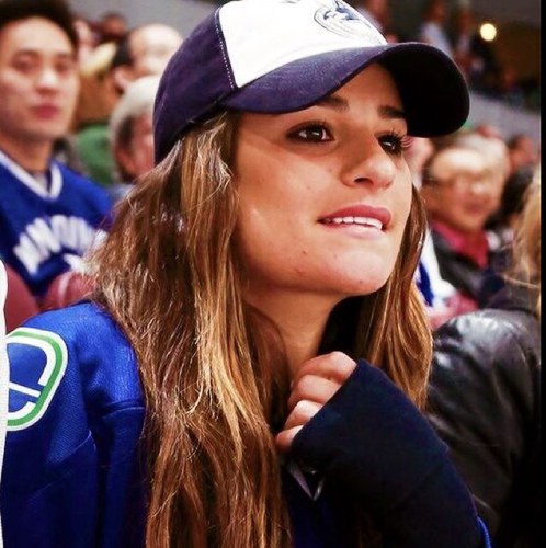 17 years old girl from Brazil! I love & support the cast of Glee,Twilight and OUAT.They're my inspiration and I can't wait to meet them one day (:
