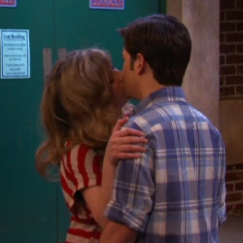 Married to @techielover45❤Hurt him u Die Touch him u Die Got It! #Mom 2 @LittleOliviaRP. My twin is  @SamRules112