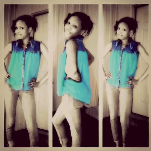 āā
Mad Kewl iima verii niice person --&&:: giives everyone a chance --&&:: love kiickn iit wiif @teylar_nogang @ayo_kidd_buck @iseesparkles123