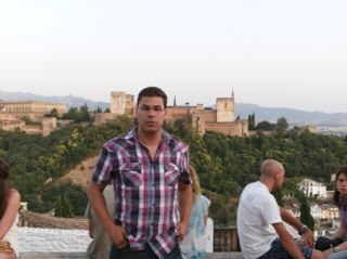 Licenciado en Filología árabe por la Universidad de Granada.