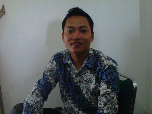 cintailah seseorang sepenuhnya termasuk kekurangannya, dan suatu saat kamu akan pantas mendapatkan yang terbaik darinya