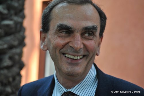 Vivo a Roma con Francesca e Marta. Figlio di Pio La Torre autore della legge antimafia. Esperto di cooperazione, di sviluppo, membro della Presidenza di Libera.