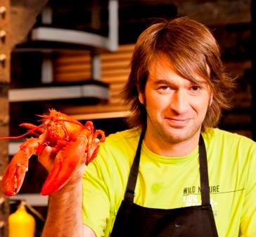 Cocinero estrella de Canal Cocina.  
Hay cosas que nunca cambian. Sigo soltero, siempre tengo prisa y me encanta cocinar.