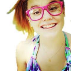 Sou a Lia   Uma Menina  Que  gosta  de  Rock  e  ama  suaa  guitarra .  Tentando  voltár com o  Vitor #Malhação .