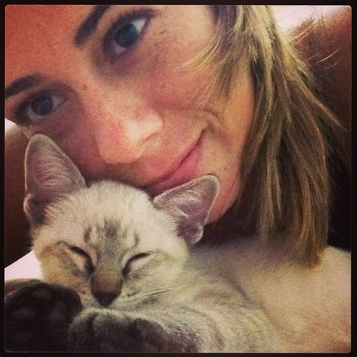 Ela tem força, ela tem sensibilidade, ela é guerreira, ela é uma deusa, ela é mulher de verdade! ...Ela é discreta, cultua bons livros e ama os animais...