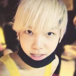 อันยองฮะ ~ ผมเจโล่น้อย จากกระต๊อบ BAP   ผมชอบกิน → ชอบเล่น → ผมไม่กัด →ผมฉีดยาแล้วอะไรอีกน้า. ทำท่าคิด.ทักผมได้นะที่รัก บอทฟอลมาฟอลกลับครับ ★ ~ | 110413.