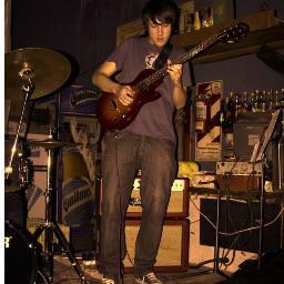 Licenciado en Comunicación Social UNLP, Xeneize, Compositor y guitarrista fundamentalista del arpegio.