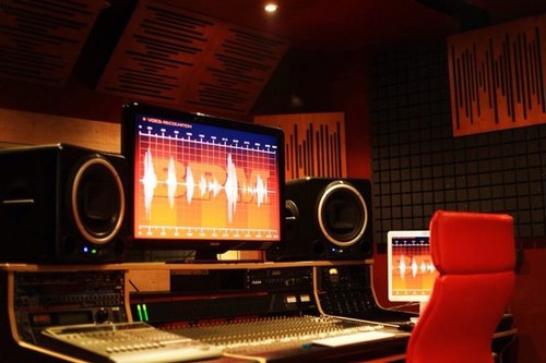 100m2 batis pour la musique!! Enregistrement sonore, mixes, mastering... Une equipe de professionnels vous accueille pour la réalisation de vos projets musicaux