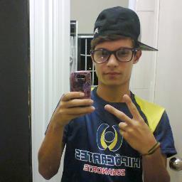- um menino que acredita muito em deus ;))  sem ele não sou nada  :}