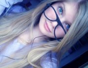 Sou feliz, amo tirar foto e musicas... me add no facebook