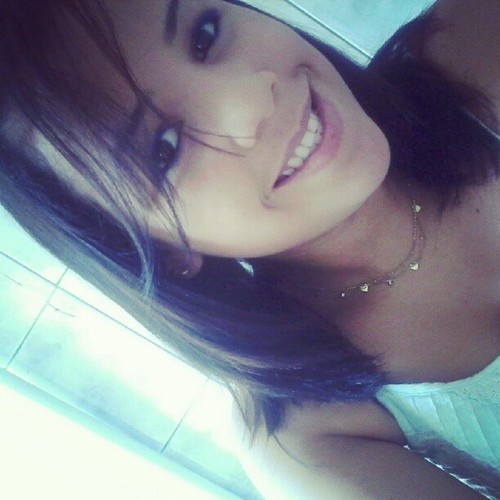 ×　 Quem é essα meeninα do céu cor - de - rosα ;　　Nαo sabe se riir, nαo sαbe se chorαα, see αmα ou se gostα
　　Sααbe só que queer viiver com αlguéem .!