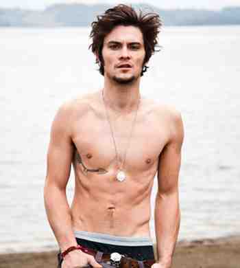 Hey I am sam efron dad is @Tyler_Forbes lonley hybrid RP bi single 21+