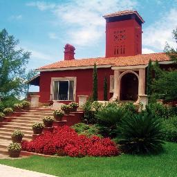 Arquitectura contemporánea integrada a la belleza del paisaje. 40 años de experiencia en Arquitectura y Artes Urbanas nos respaldan.