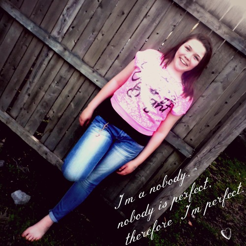 alexis. 
12.
love food, ghosts and twitter/facebook . ♥