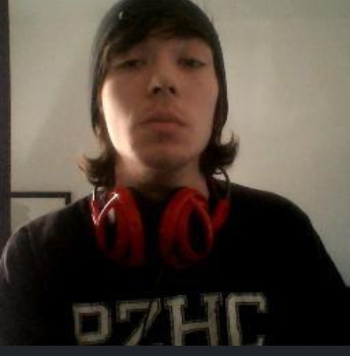 Je met des coup d'bites via Twitter. Compte parodique, le vrai est @Infested_Synyy