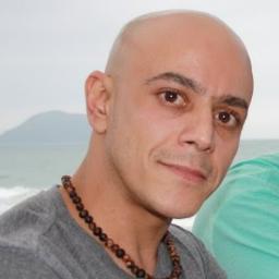 Diferença merece respeito. Como todo ser humano tenho meus pre-conceitos, porém, pedra e fogueira são medievais. Diplomacia, este é meu lema.