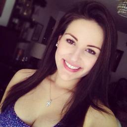 Fãs da atriz e vlogueira Kéfera Buchmann, a garota que não tem medo de dizer o que pensa!