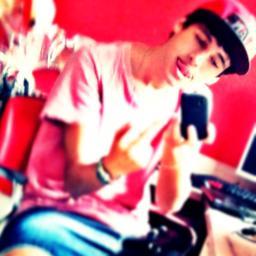 Poderia te  falar  tantas coisas,talvez as mais belas que conheço mas amor não se descreve ,apenas se SENTE ! então estou aki para te falar eu Te Amo s2 Bruna