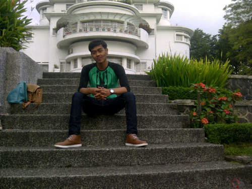 Belajar d universitas pasundan bandung.                   Jurusan Management..         Tinggal d kota Bandung.