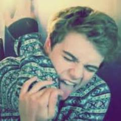 Yo, I am I. I love romantics films and quiet songs! I'm so sociable... and most importantly .. I'm in love with him .. #IHateLove