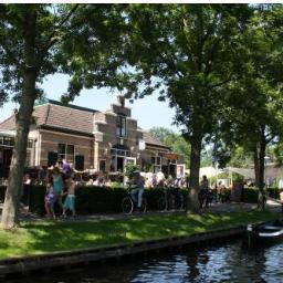 VonderGiethoorn's profile picture. Aan de dorpsgracht van #Giethoorn bieden wij een prachtig uitzicht tijdens een kopje koffie, vers belegd #broodje of een uitgebreid #diner. 
Ook voor #groepen.