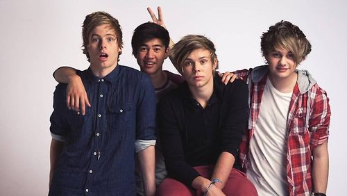 CALLING ALL 5SOS FANS TO PRESS THAT FOLLOW BUTTON
