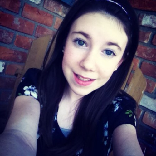 dont know what to write but, i guess, hi! I'm Maeve and I reeeeaaalllyyy love Justin Bieber(: follow meee