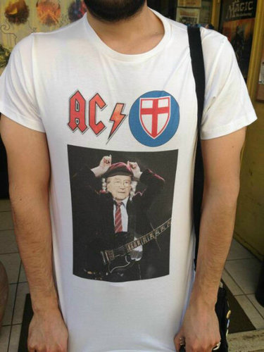 Marito, padre, tifoso del Napoli, fan degli AC/DC e politicamente alla ricerca della Terza Via