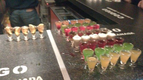 Grupo de jóvenes amantes del alcohol, la fiesta y descubrir mundo! las tardes aburridas con la buena gente se convierten en los mejores botellones.