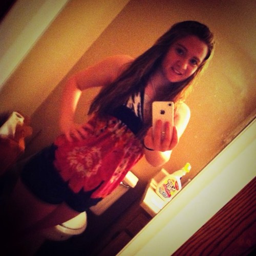 Cheerleader, single, An i LOVE the columbus blue jackets! Jared Boll is my favorite. Dont like them? Cool 0 fucks. Go tell your're mom. ☺DM me eh?