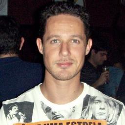 Skatista de coração (prq d rolê ta difícil, rs). Surfista, motociclista, snowboarder. Paulista criado em Curitiba d pai carioca e mãe paranaense. +ou-isso