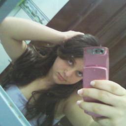 só mais uma rockeira mal compreendida....nessa sociedade hhuu..u.u.u.
legual brincalhona e muito gata