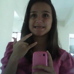 apenas uma garota com a alegria de uma criança;
a malícia de uma adolescente;                                           
e sentimentos de mulher!!