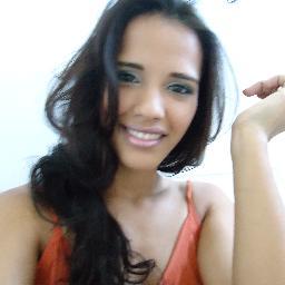 Toda mulher leva um sorriso no rosto e mil segredos no coração... :)