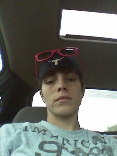 Hey im Tommie Hutchinson a great person umm love drankin an sports yeh thats it:)