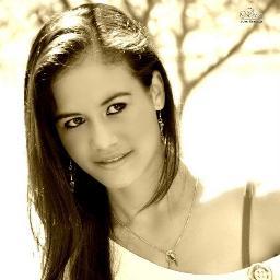N sou de demonstrar sentimentos, mas sou cheia deles. Eu sofro em silencio, amo com o olhar e falo por sorrisos!!!