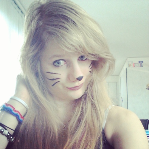 18 years. Blond. Crazy. Broked. Sad but Smile always. It's me.