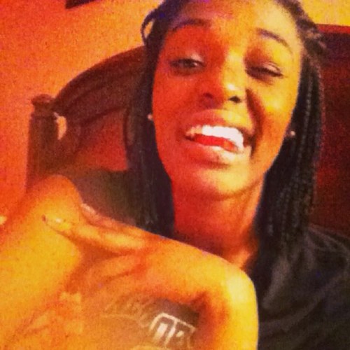 Im Lynne , I smile a lot . I keep a few around me and thats it follow my main thang @drizzytaughtmee . If your looking for me im on cloud 9 ❤✌
