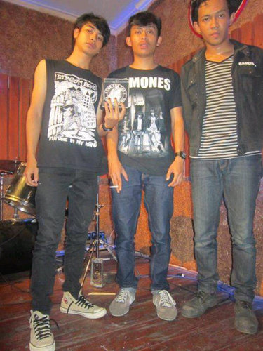Punk Rock, speed hihat, downpunch! Temanggung, jawa tengah/ Tobacco Town|Wiwid/@TheSastroe: 085741419504 |Ajie/@RamadhanAjie: 085642018222 | 
@cendyardyanto :*