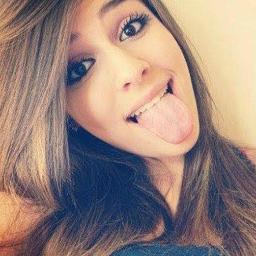 Loira, fanqueira ...Menina fofa, chata, lokinha um pokinho sooo ta , insuportável, mais sempre a pop..