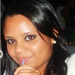 Não sou de demonstrar sentimentos, mas sou cheia deles. Eu sofro em silêncio, amo com o olhar e falo por sorrisos.