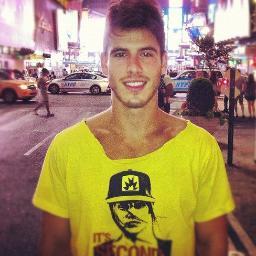 sou lindo, sou brasileiro sou sequisse e sambo na cara da inveja, recalque bate e explode. (twitter novo, o antigo eu dei).