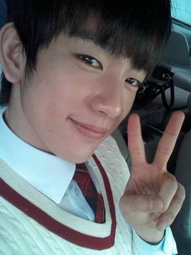 Park Jin Young From @_fyclosed bergaris 94 .know more about me ? You can search me in google grandpa .I'm happy to  be friend^^